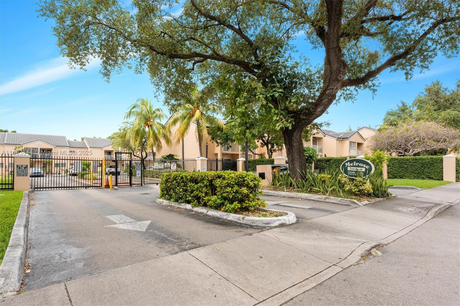 PRIME LOCATION! Great Investment in the Heart of Melrose Townhomes!
Opportunity to own a beautifully renovated 3-bedroom, 2-bathroom home in a highly desirable, gated community. This property offers 1,195 square feet of living space, ideal for both first-time buyers and investors. Recently renovated with a brand-new 2023 roof, this home features a washer and dryer included for low-maintenance living. Enjoy exclusive access to a pool and clubroom, providing both privacy and convenience. This property is priced to sell fast and is a great investment opportunity. Bring your offers — it won’t last long!
Property was recently renovated.
Note: Information herein is believed to be accurate but is not guaranteed and may be subject to change without notice.