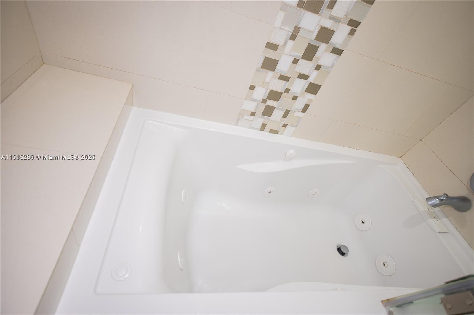 BUILDING FOUR OF COUNTRY - Residential