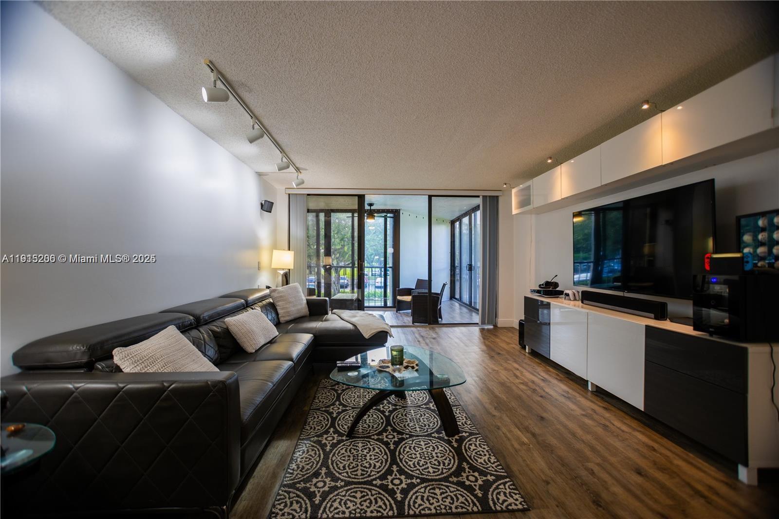 BUILDING FOUR OF COUNTRY - Residential