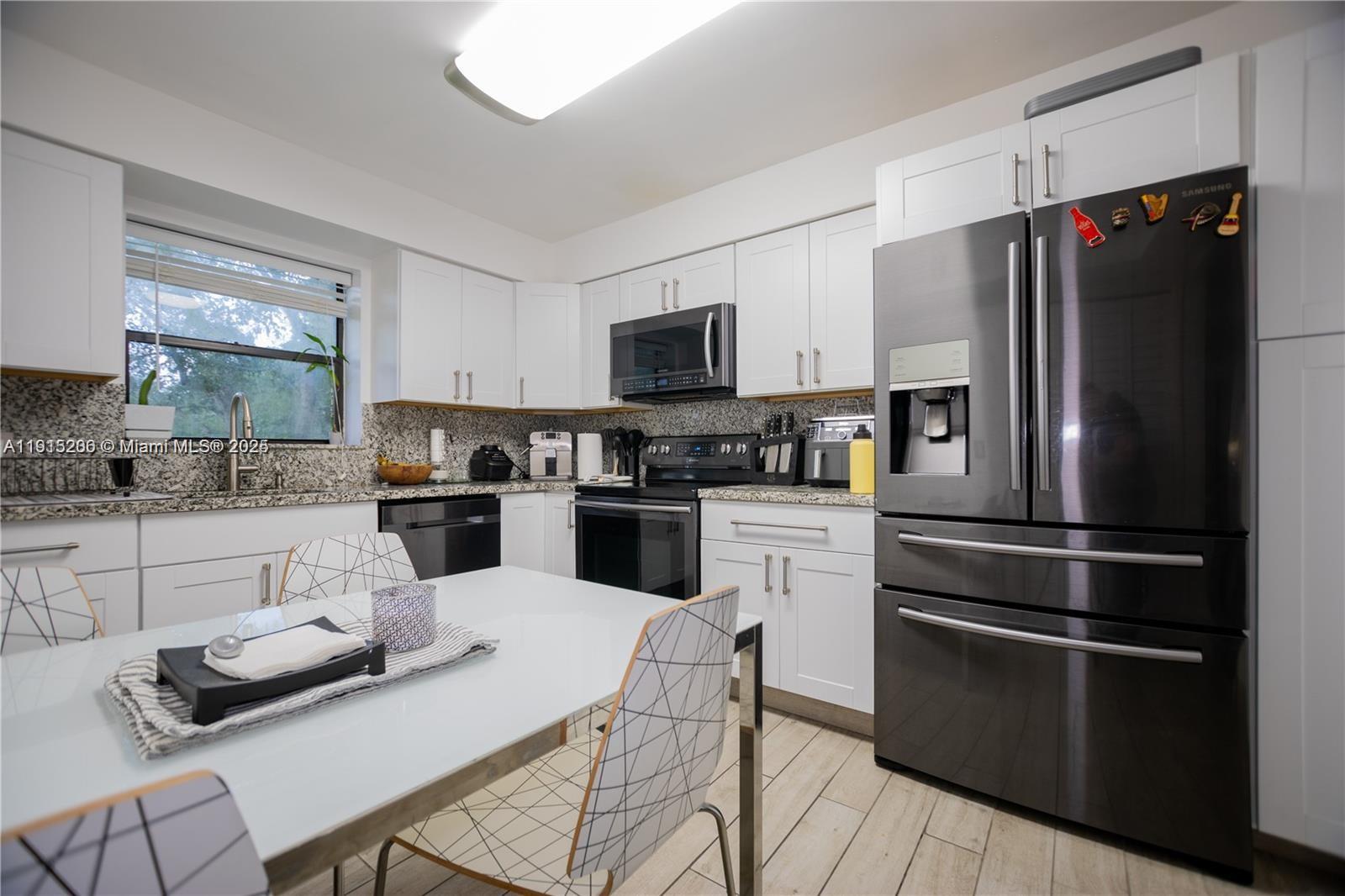 BUILDING FOUR OF COUNTRY - Residential