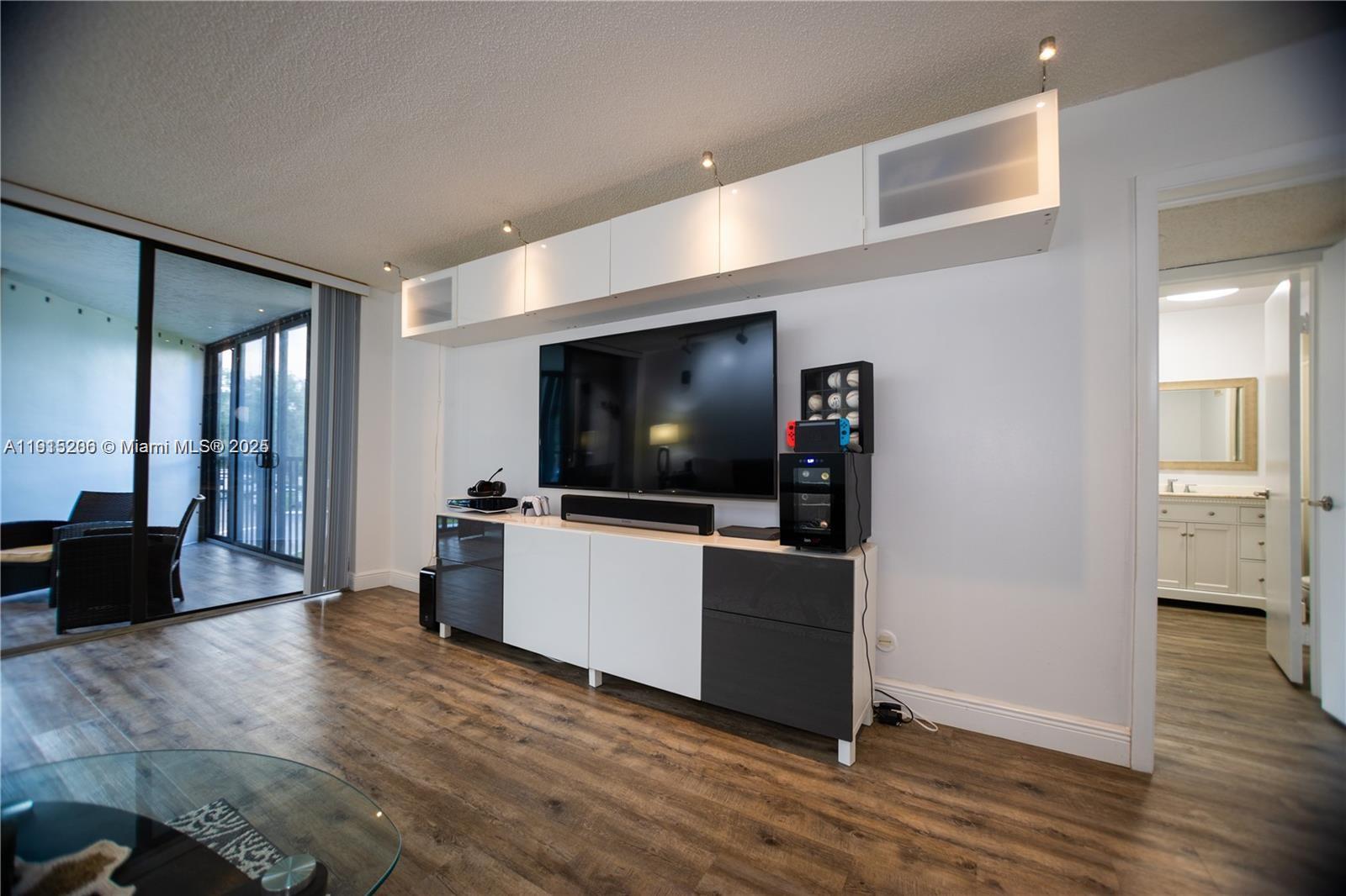 BUILDING FOUR OF COUNTRY - Residential