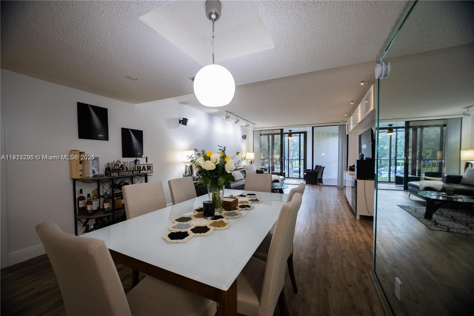 BUILDING FOUR OF COUNTRY - Residential