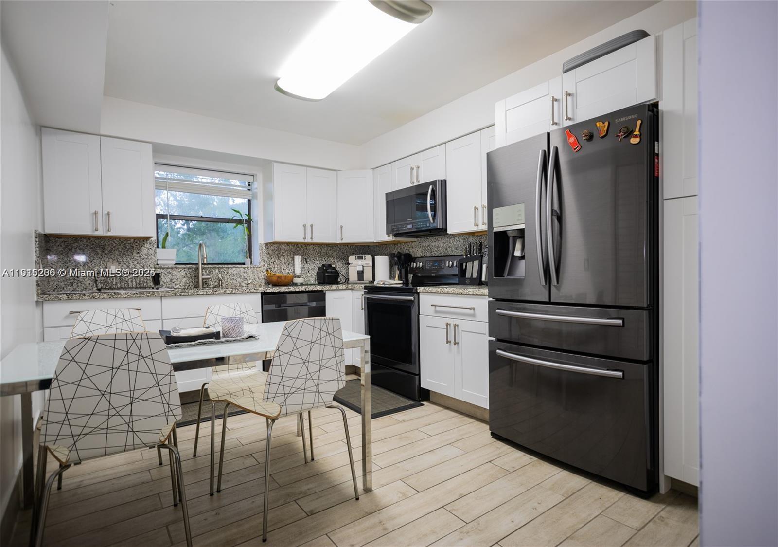 BUILDING FOUR OF COUNTRY - Residential