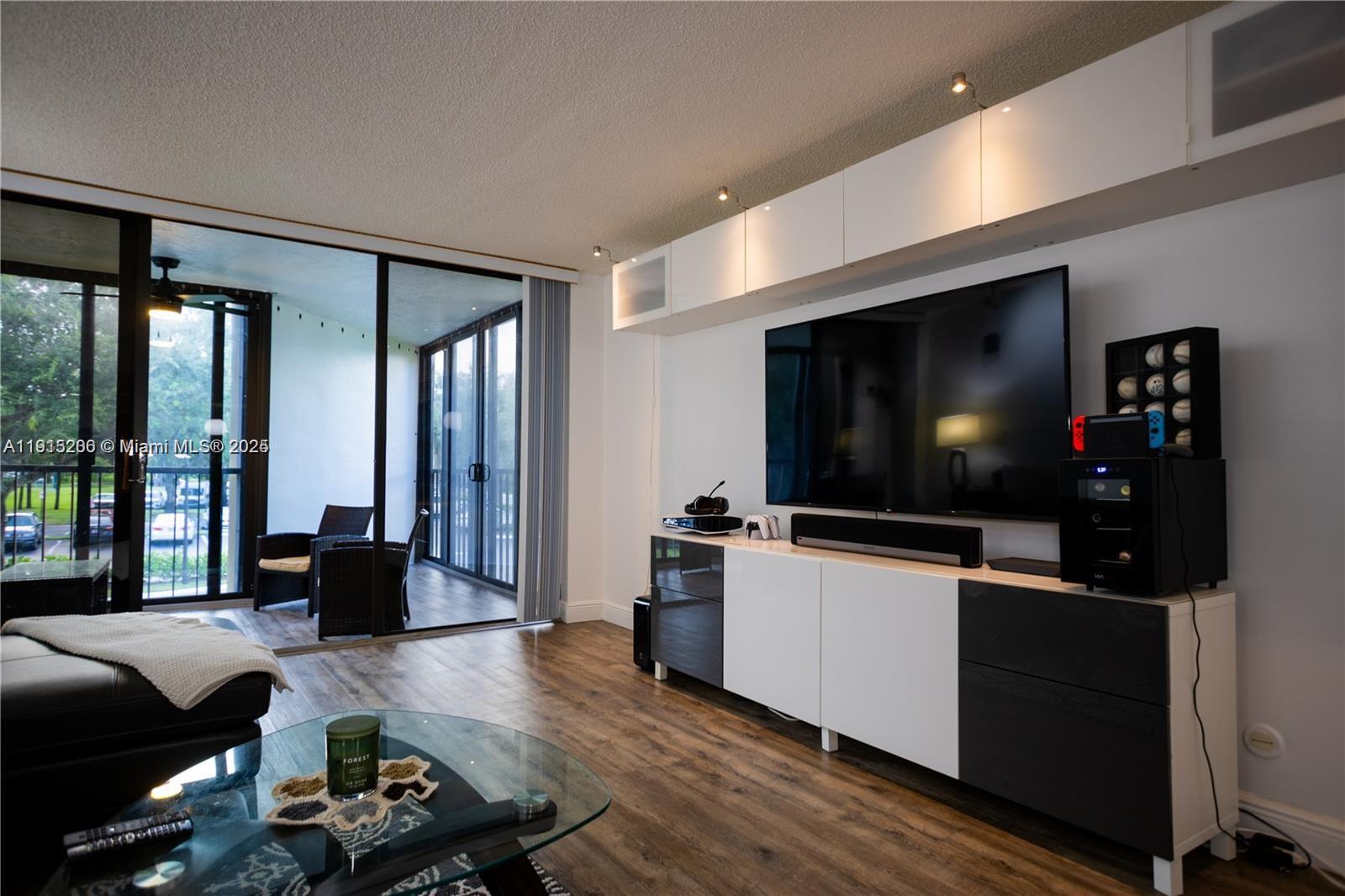 BUILDING FOUR OF COUNTRY - Residential