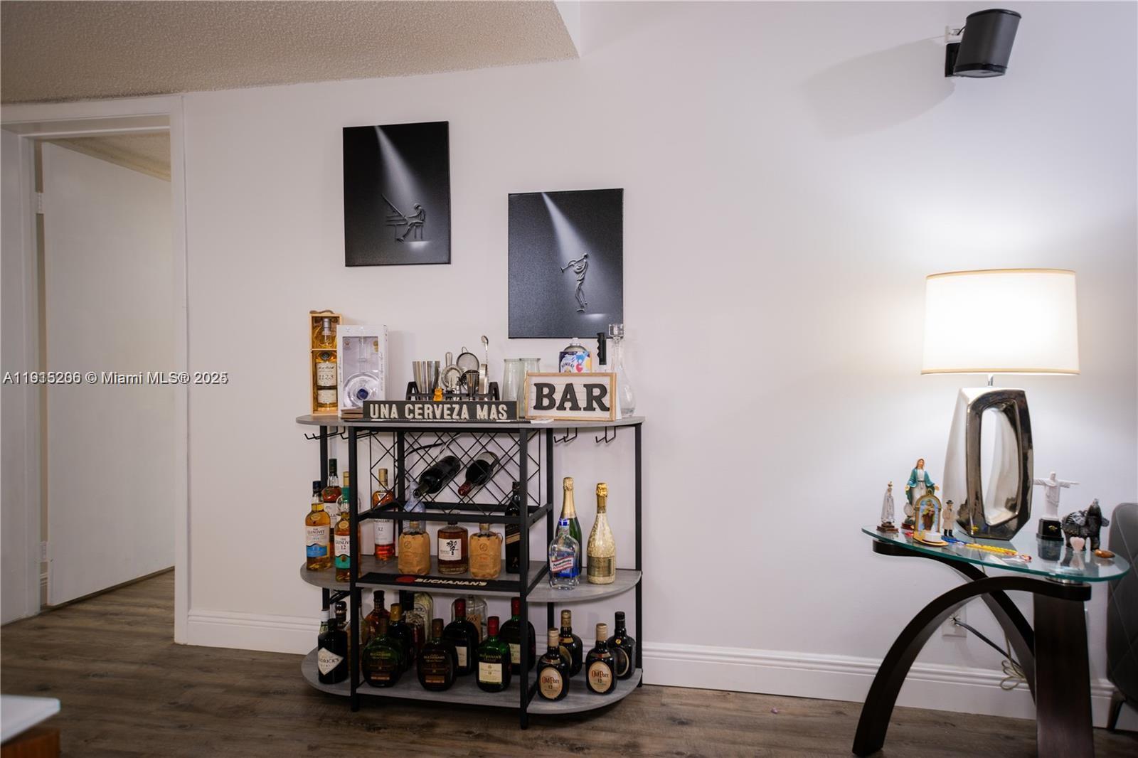 BUILDING FOUR OF COUNTRY - Residential