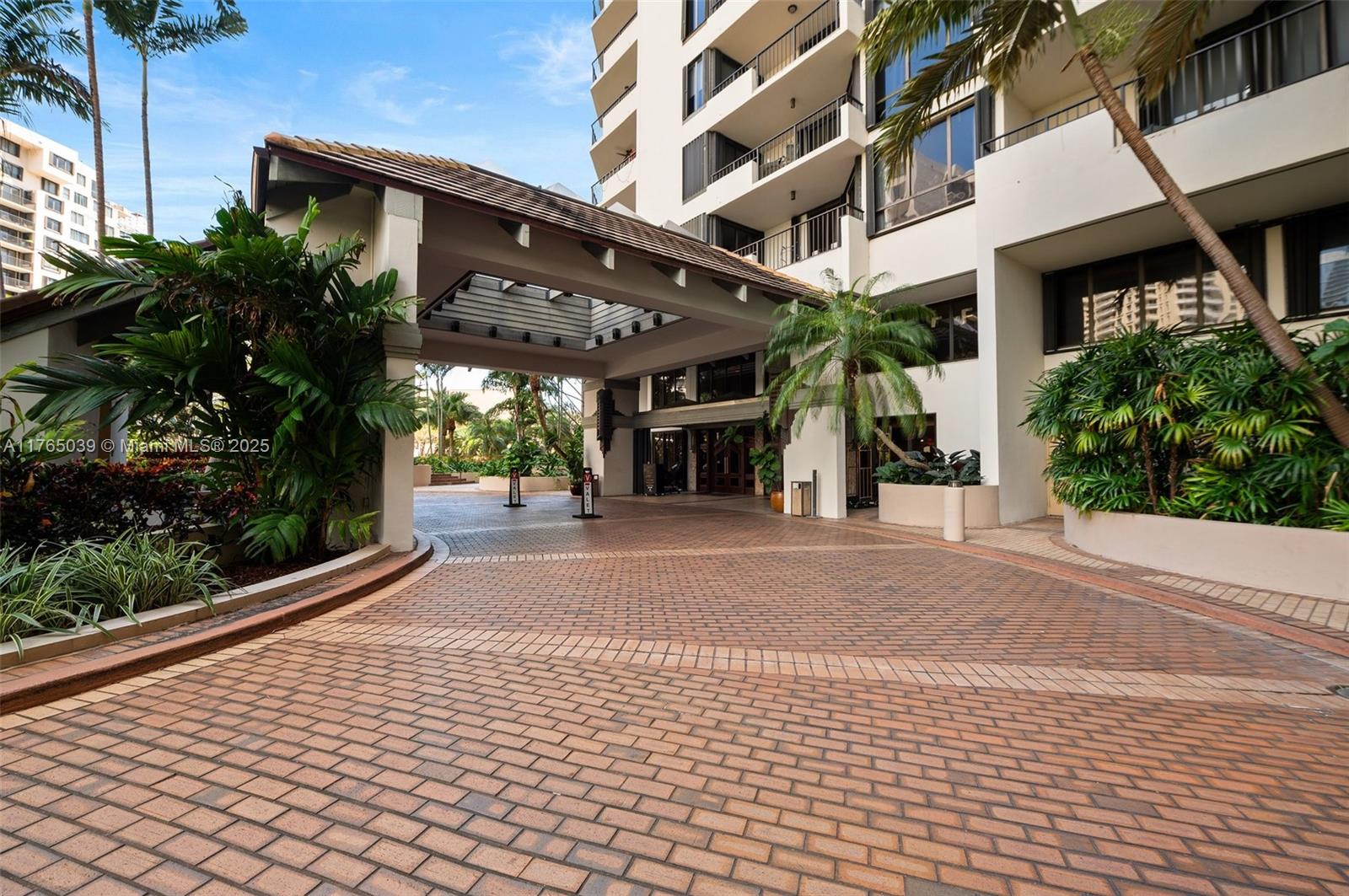 Rental Property at 520 Brickell Key Dr A1712, Miami, Broward County, Florida - Bedrooms: 1 
Bathrooms: 2  - $2,800 MO.