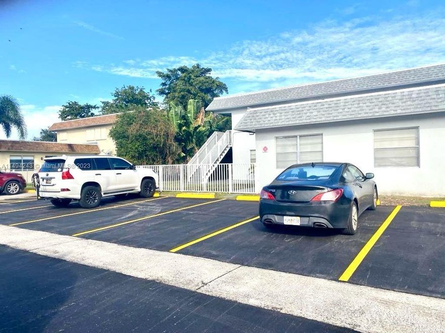 GREAT DEAL FOR A STUDIO WITH A KITCHEN IN GREAT AREA. CLOSE TO EVERYTHING INCLUDING MAJOR ROADS. CENTRALLY LOCATED BETWEEN FT. LAUDERDALE, SOUTH BEACH, AND DOWNTOWN MIAMI. QUICK APPROVAL PROCESS.