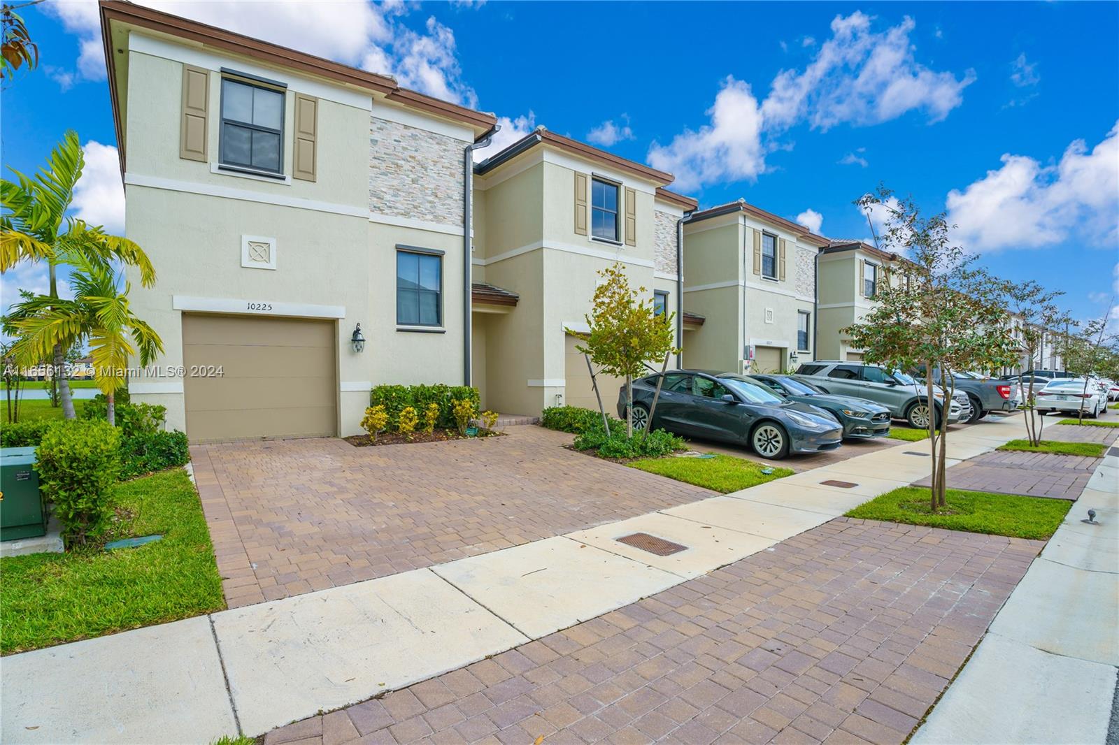 ENCLAVE SOUTH PHASE 1 - Residential