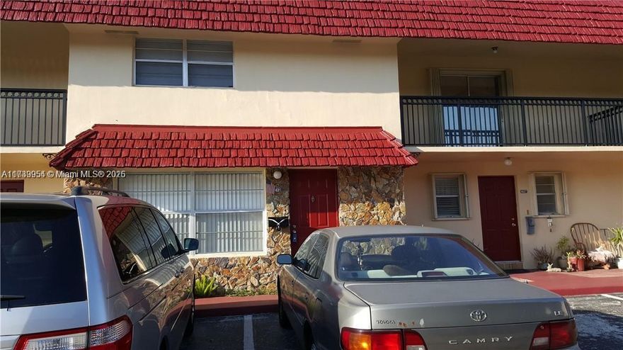 SPACIOUS 3 BED/1.5 BATH TOWNHOUSE IN DAVIE, EXCELLENT SCHOOLS, QUITE COMMUNITY, 1ST FLOOR TILE, 2ND FLOOR CARPET, WASHER AND DRYER INSIDE THE UNIT. EASY ACCESS TO SHOPPING, HIGHWAYS, AND SCHOOLS.