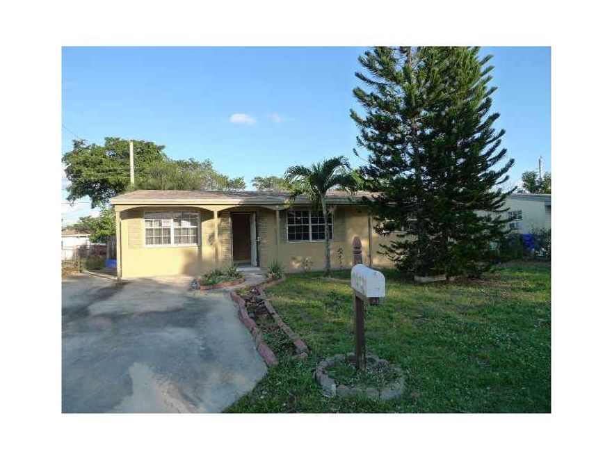 CORPORATE OWNED FORECLOSURE SOLD AS IS. WILL NEED SOME REPAIRS SO FHA IS DOUBTFUL. THIS IS A GREAT FAMILY NEIGHBORHOOD.  NEARBY PARKS AND GREAT SCHOOLS.