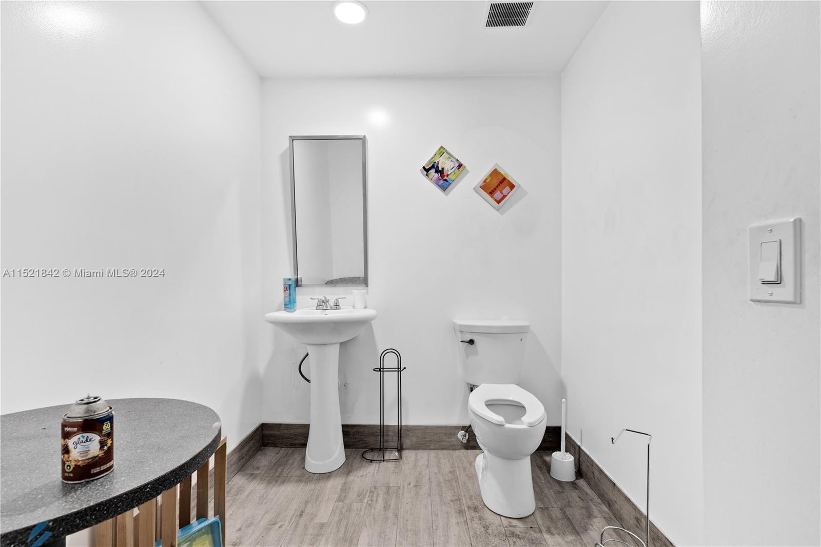 Main image without alt text