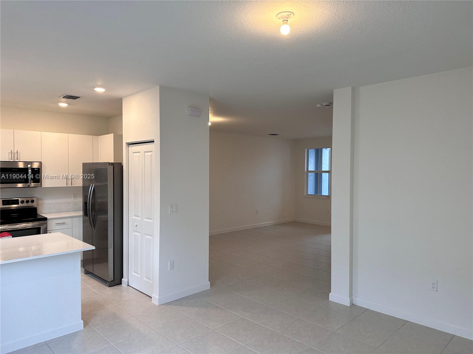 WINDSOR SQUARE - Residential Lease