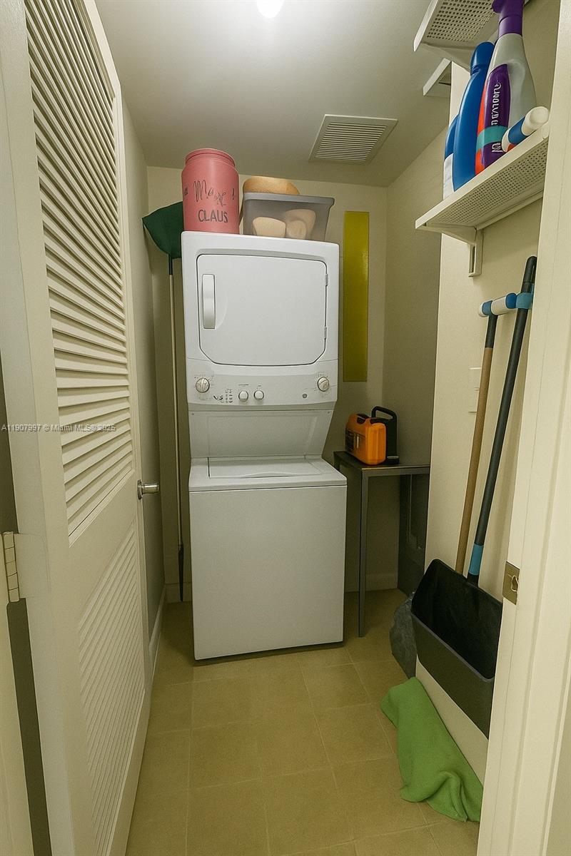 COUNTRY LAKE MANORS TOWNH - Residential