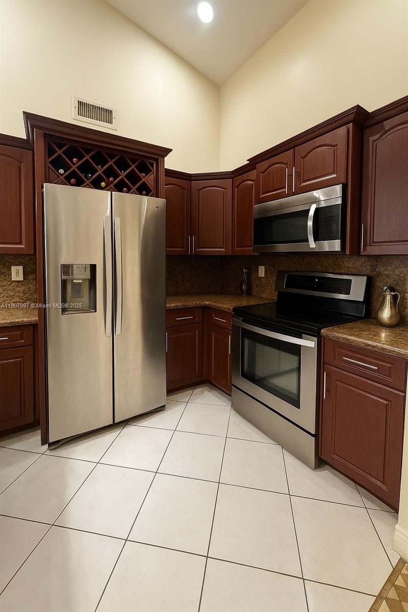 COUNTRY LAKE MANORS TOWNH - Residential