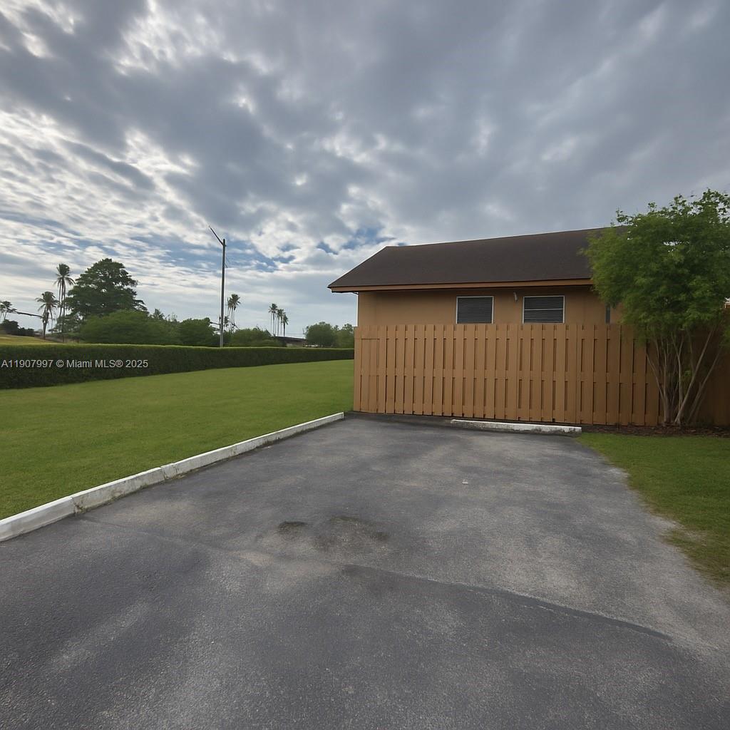 COUNTRY LAKE MANORS TOWNH - Residential