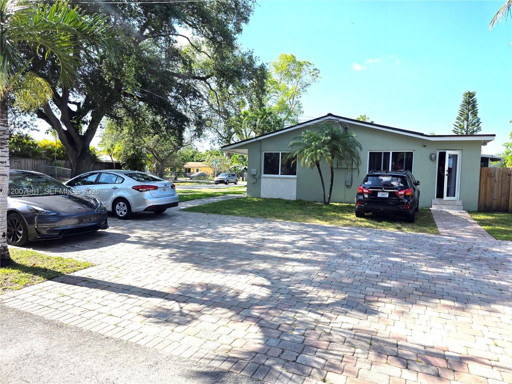 Photo of 2111 N 26th Ave #N, Hollywood, FL 33020 (MLS # A12007961)