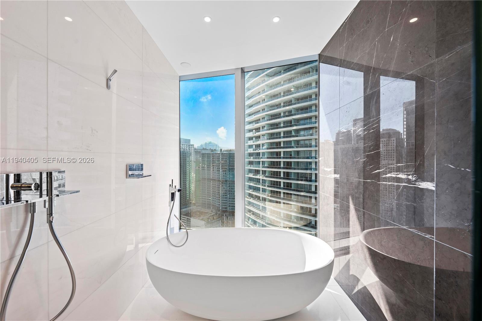 ASTON MARTIN RESIDENCES - Residential