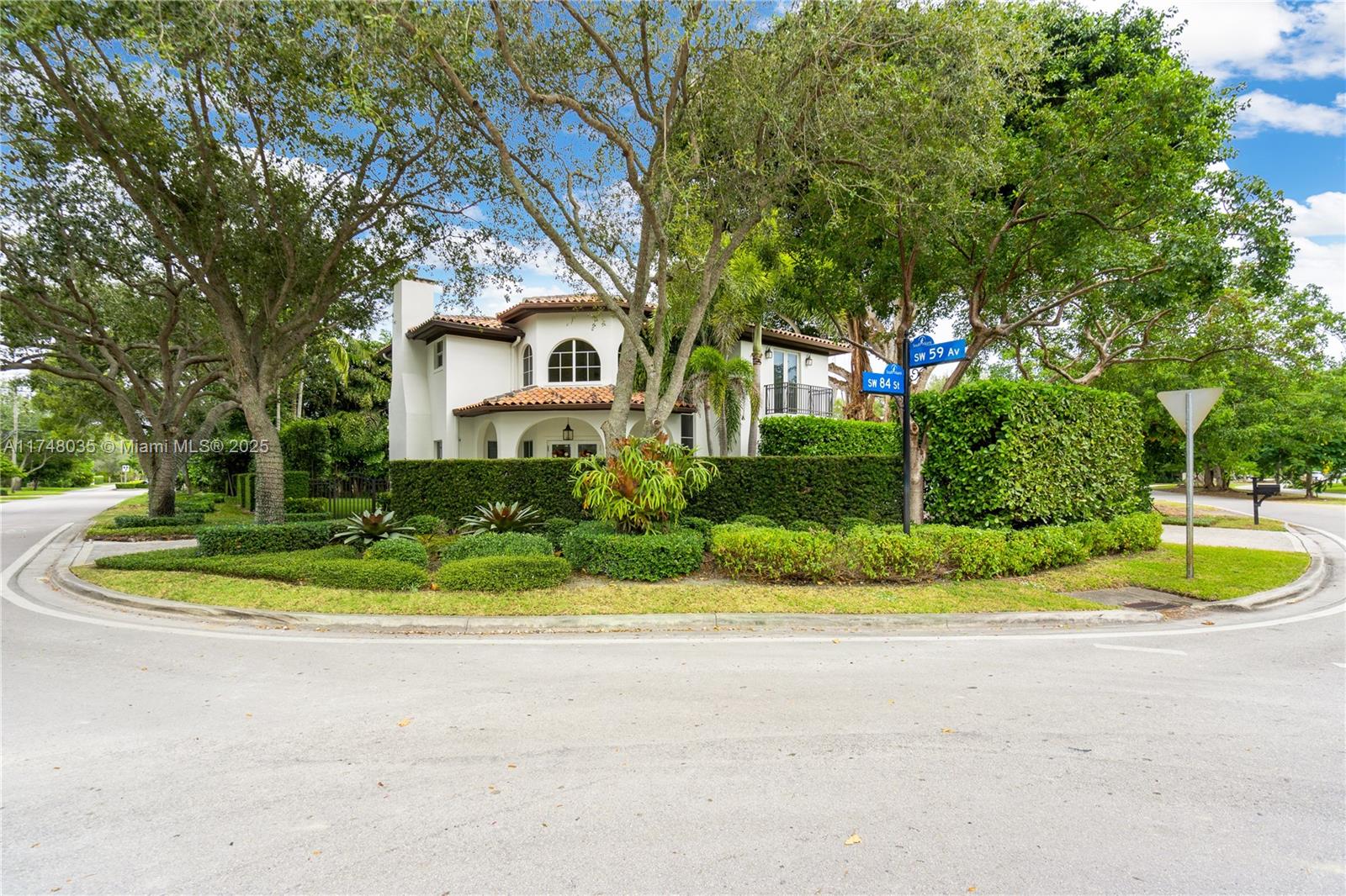 5891 Sw 84th St, South Miami, Miami-Dade County, Florida - 5 Bedrooms  
6 Bathrooms - 