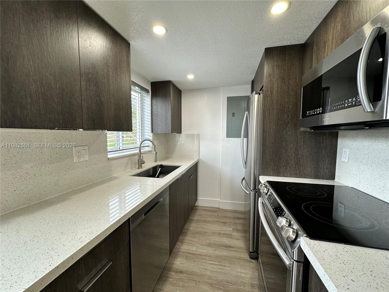 LAUDERDALE PARK 6-33 1/2 - Residential Lease