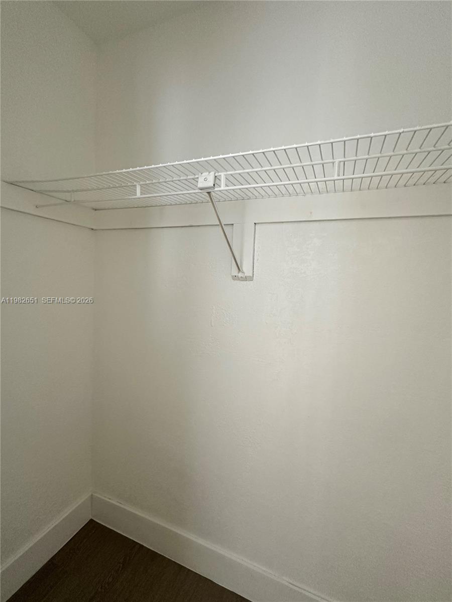 LAUDERDALE PARK 6-33 1/2 - Residential Lease