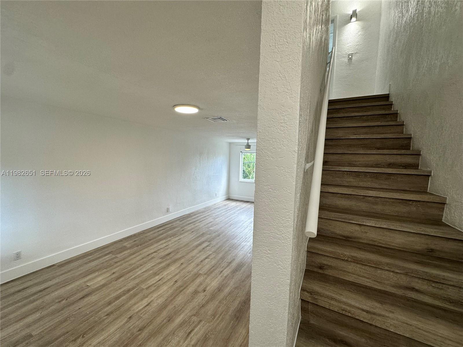 LAUDERDALE PARK 6-33 1/2 - Residential Lease