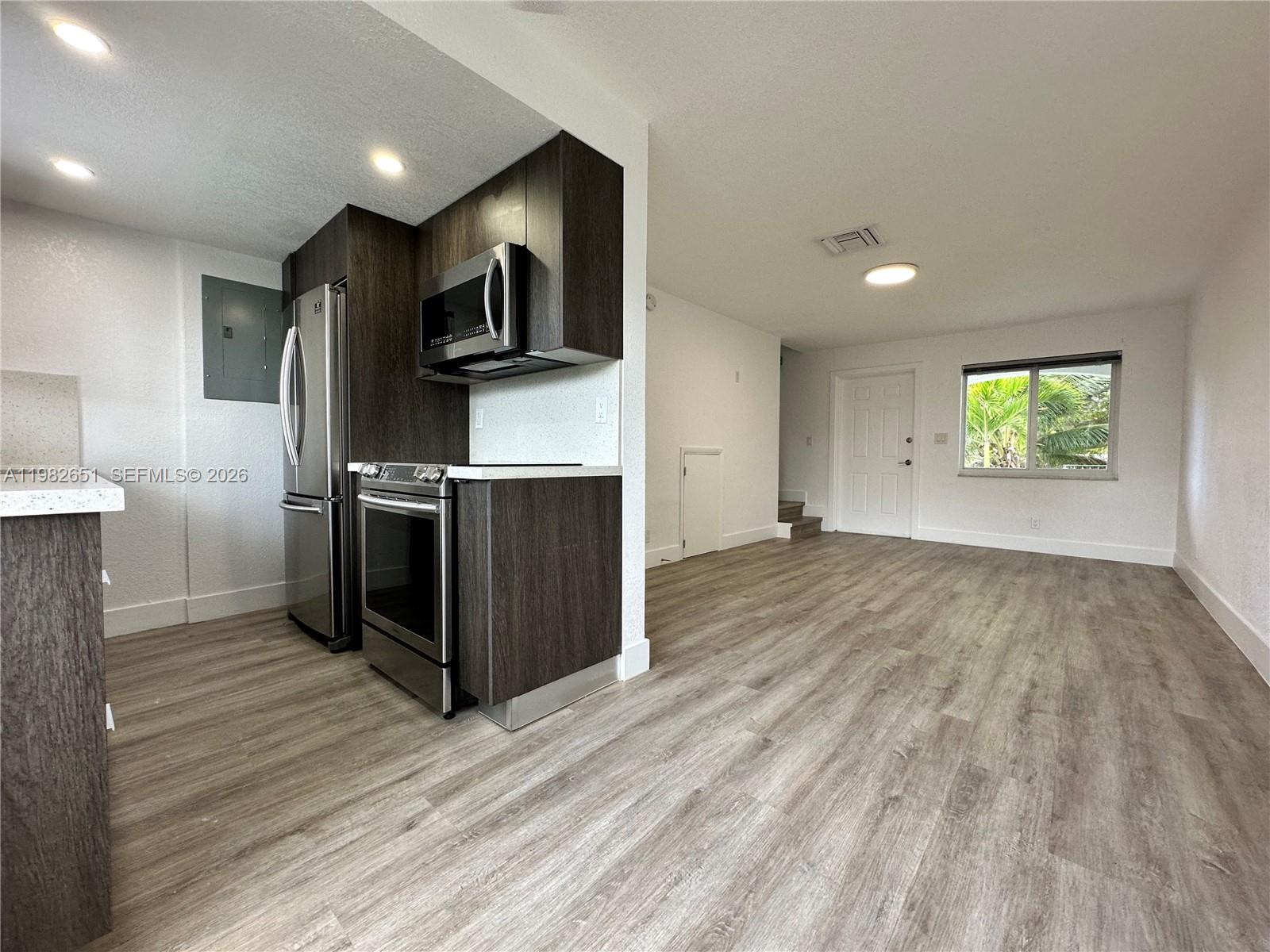 LAUDERDALE PARK 6-33 1/2 - Residential Lease