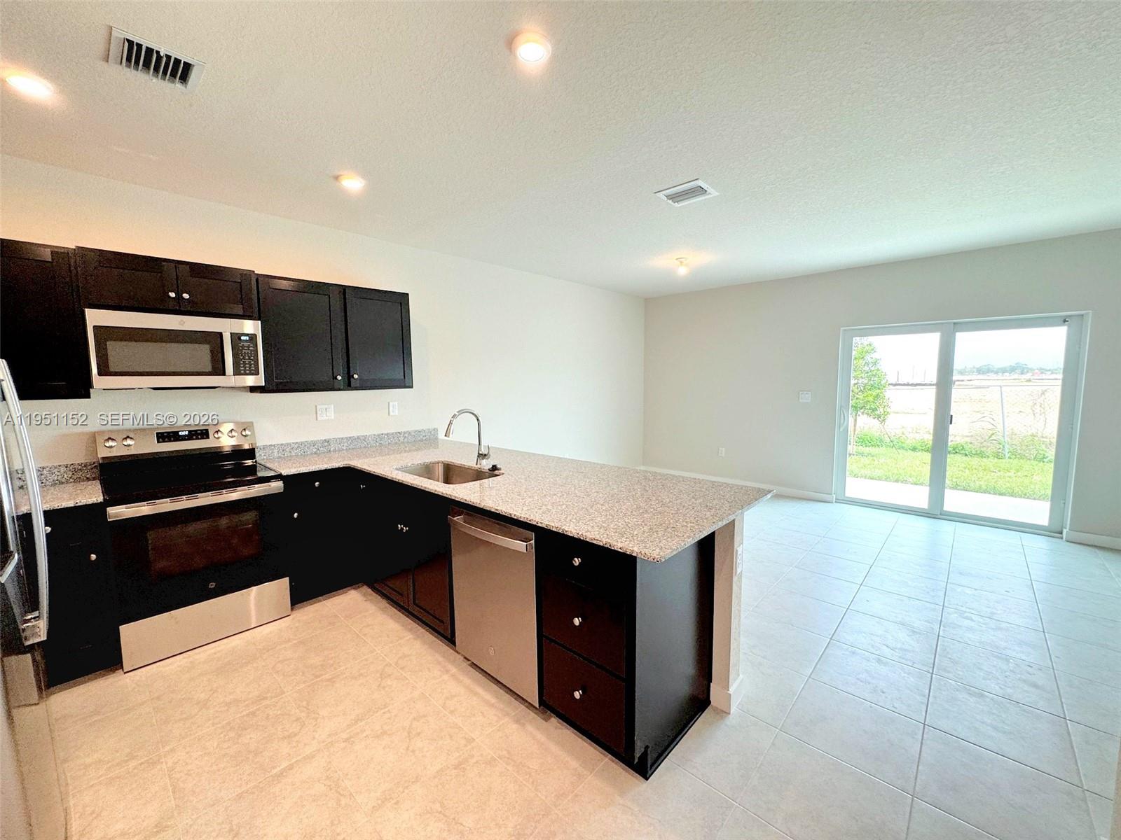 1054 NW 6 St 1054, Florida City, FL, 33034/$355,000 2 1054 NW 6 St 1054