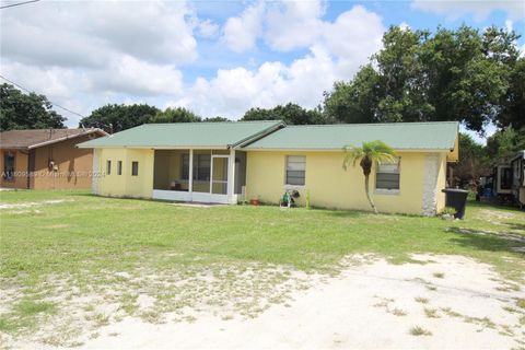 Single Family Residence in Okeechobee FL 738 21st Lane Ln 2.jpg