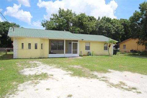 Single Family Residence in Okeechobee FL 738 21st Lane Ln 4.jpg