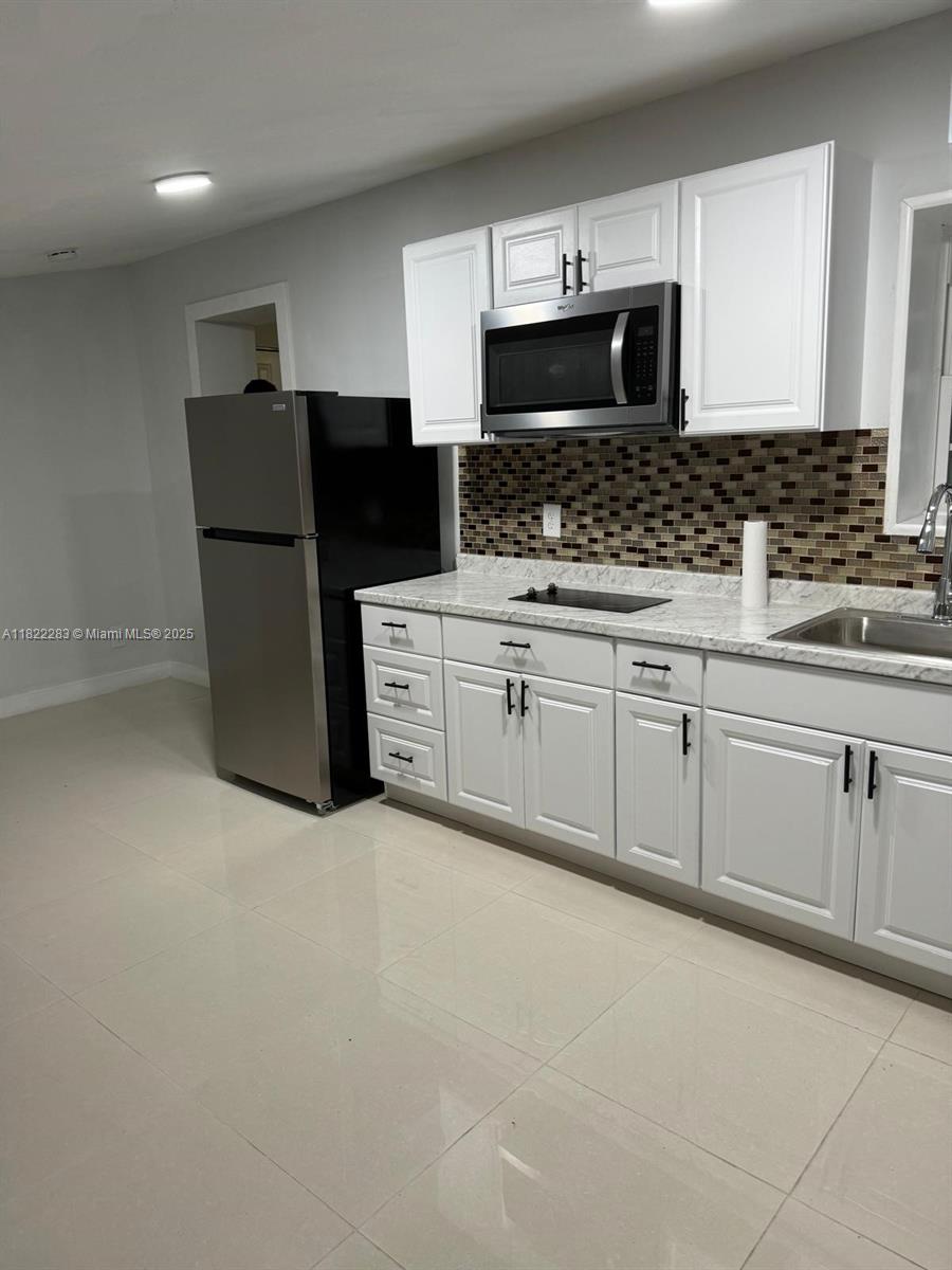 Rental Property at 620 Sw 69 Terrace Studio, Pembroke Pines, Miami-Dade County, Florida - Bedrooms: 1 
Bathrooms: 1  - $1,500 MO.