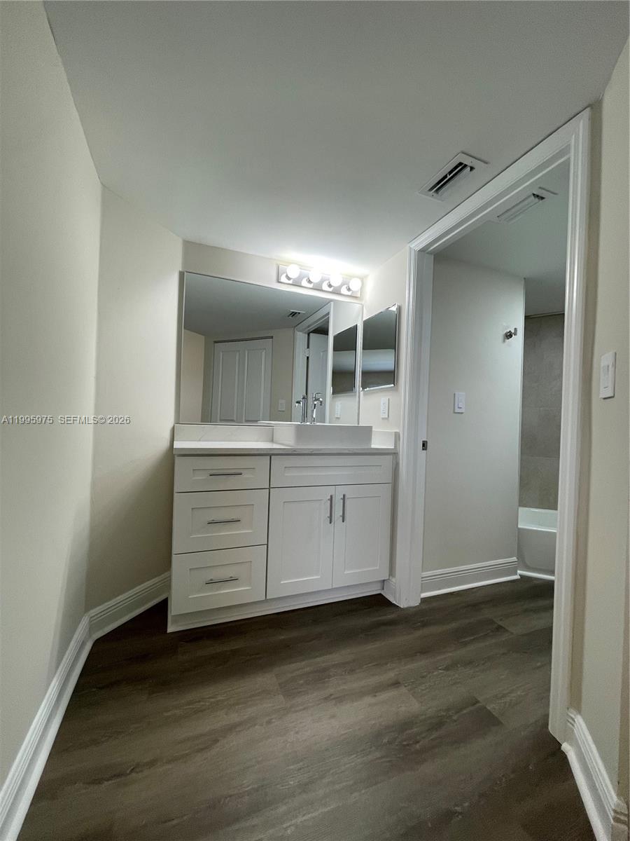 LAKEVIEW CLUB CONDO - Residential Lease