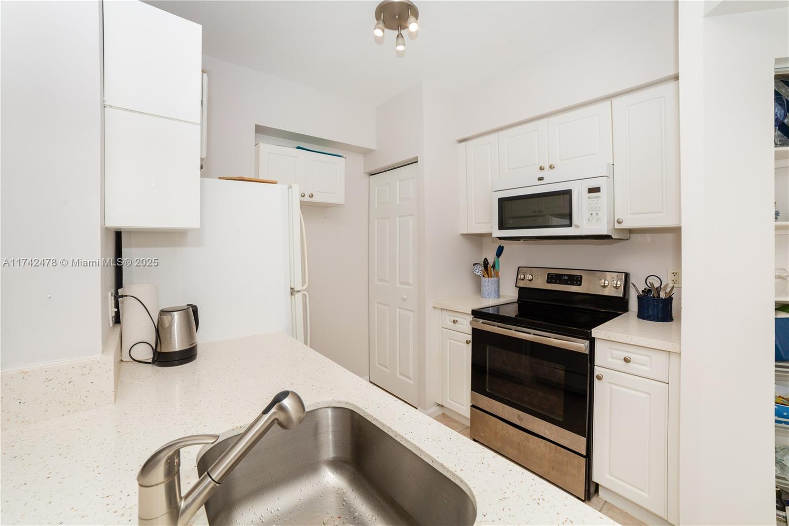 PORTO BELLAGIO CONDO - Residential