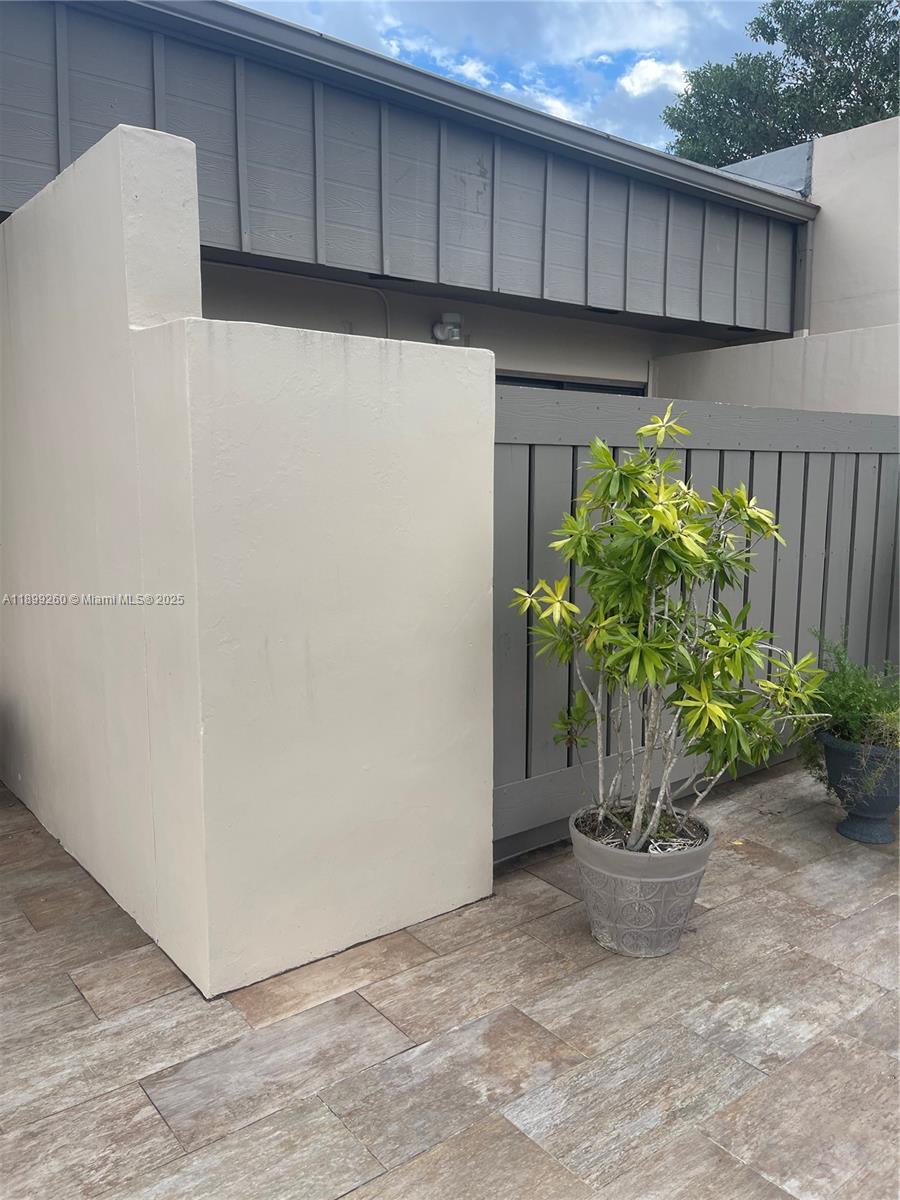 CREEKSIDE VILLAS SEC TWO - Residential Lease