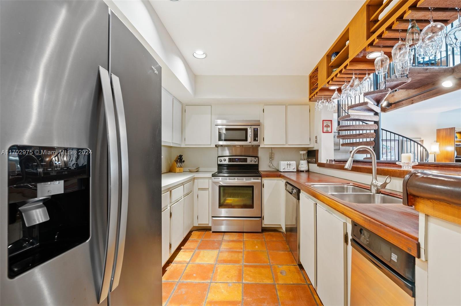 MIAMI LAKES - LAKE SANDRA - Residential