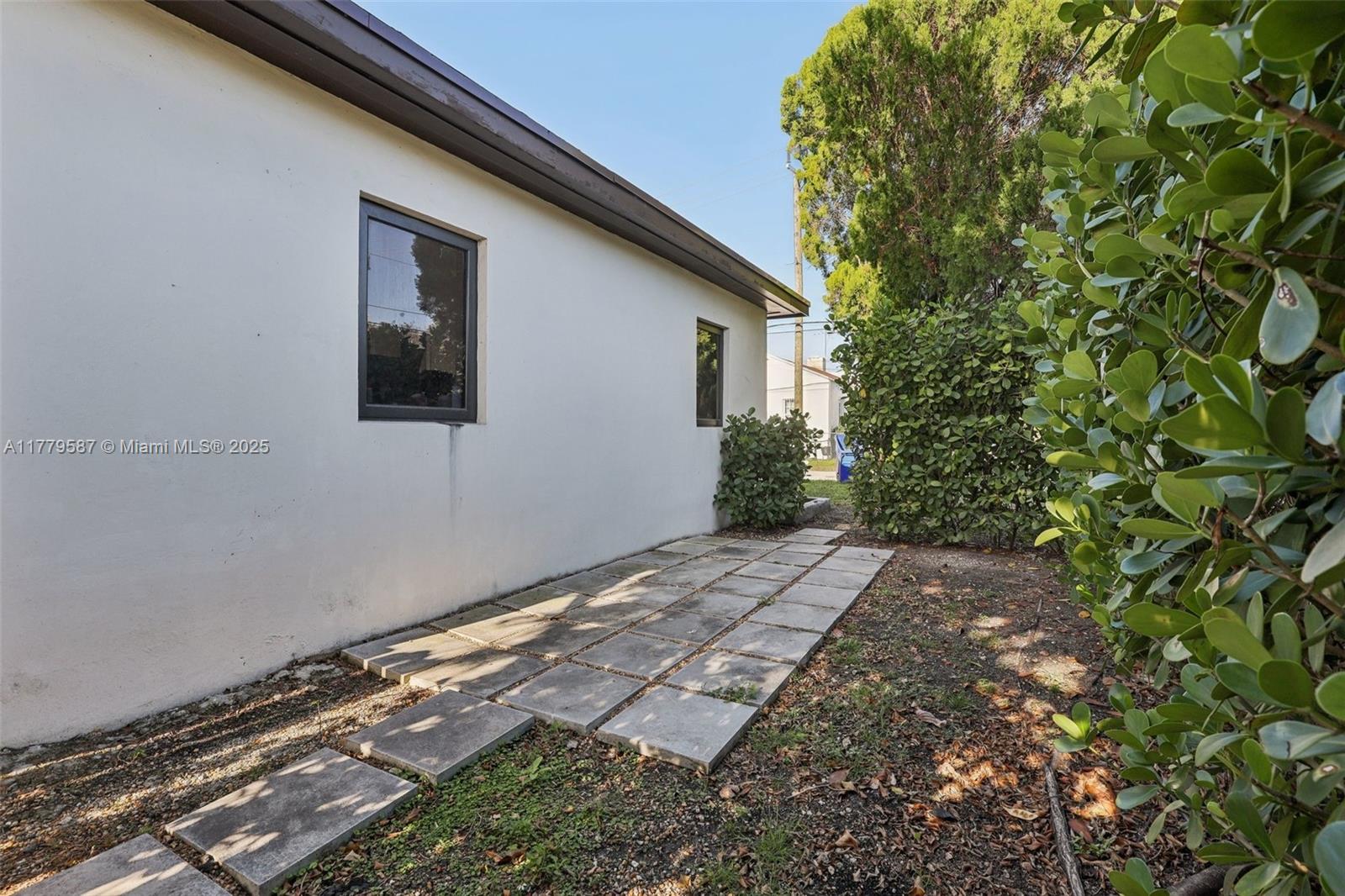 AMND MIAMI SUBURBAN ACRES - Residential Lease