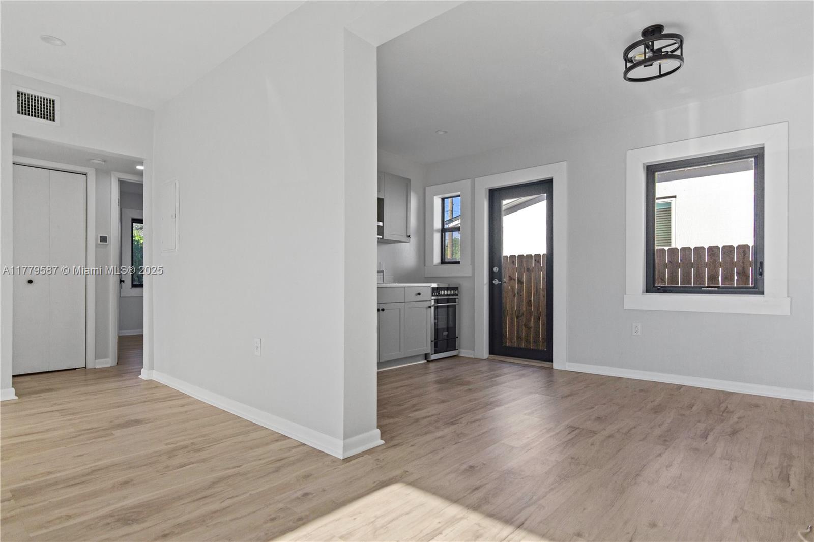 AMND MIAMI SUBURBAN ACRES - Residential Lease