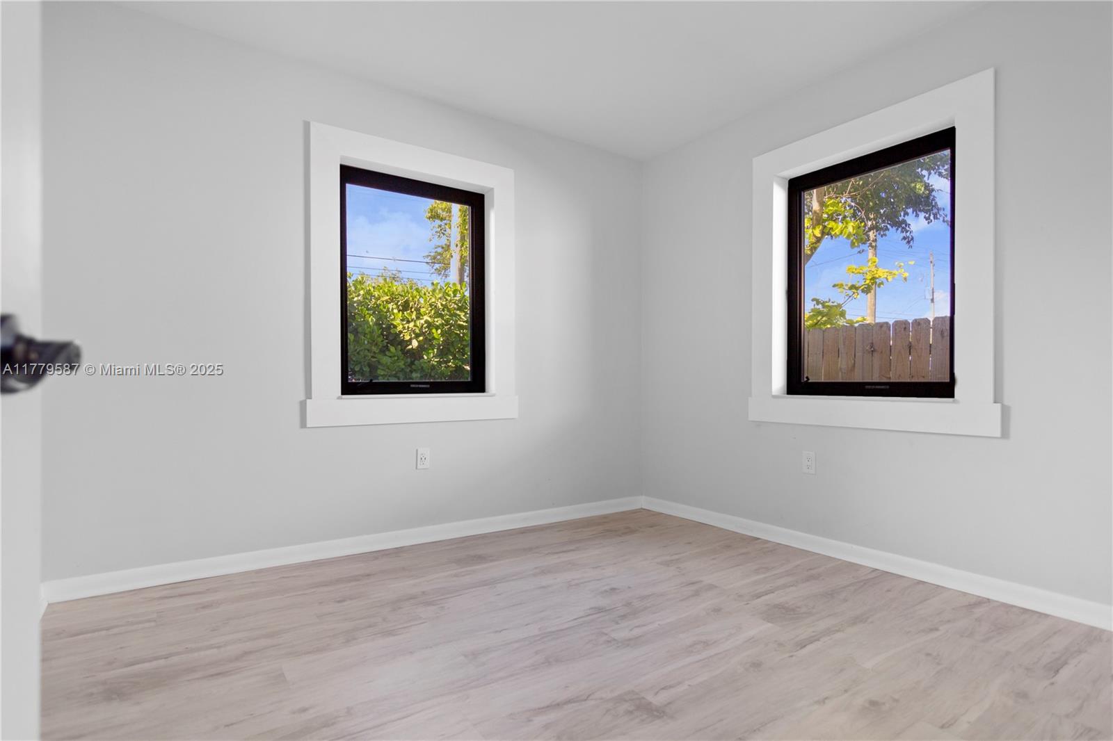 AMND MIAMI SUBURBAN ACRES - Residential Lease