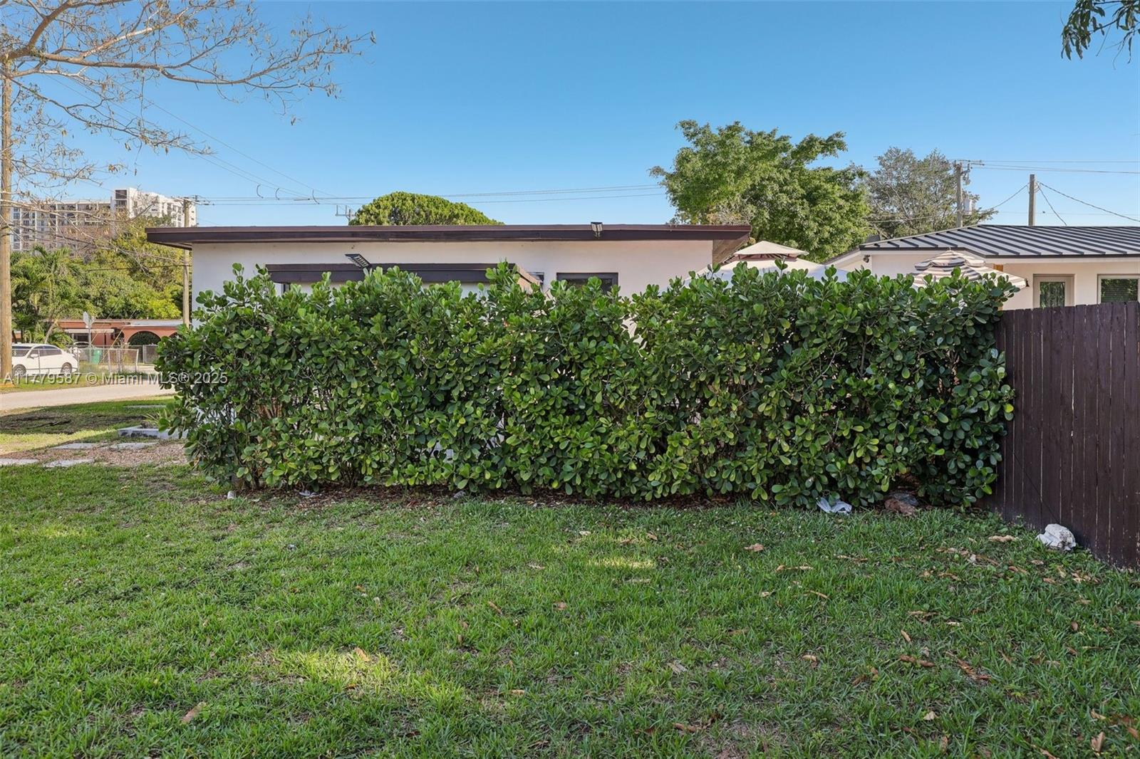 AMND MIAMI SUBURBAN ACRES - Residential Lease