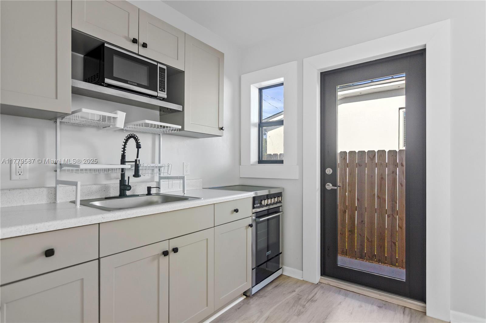 AMND MIAMI SUBURBAN ACRES - Residential Lease