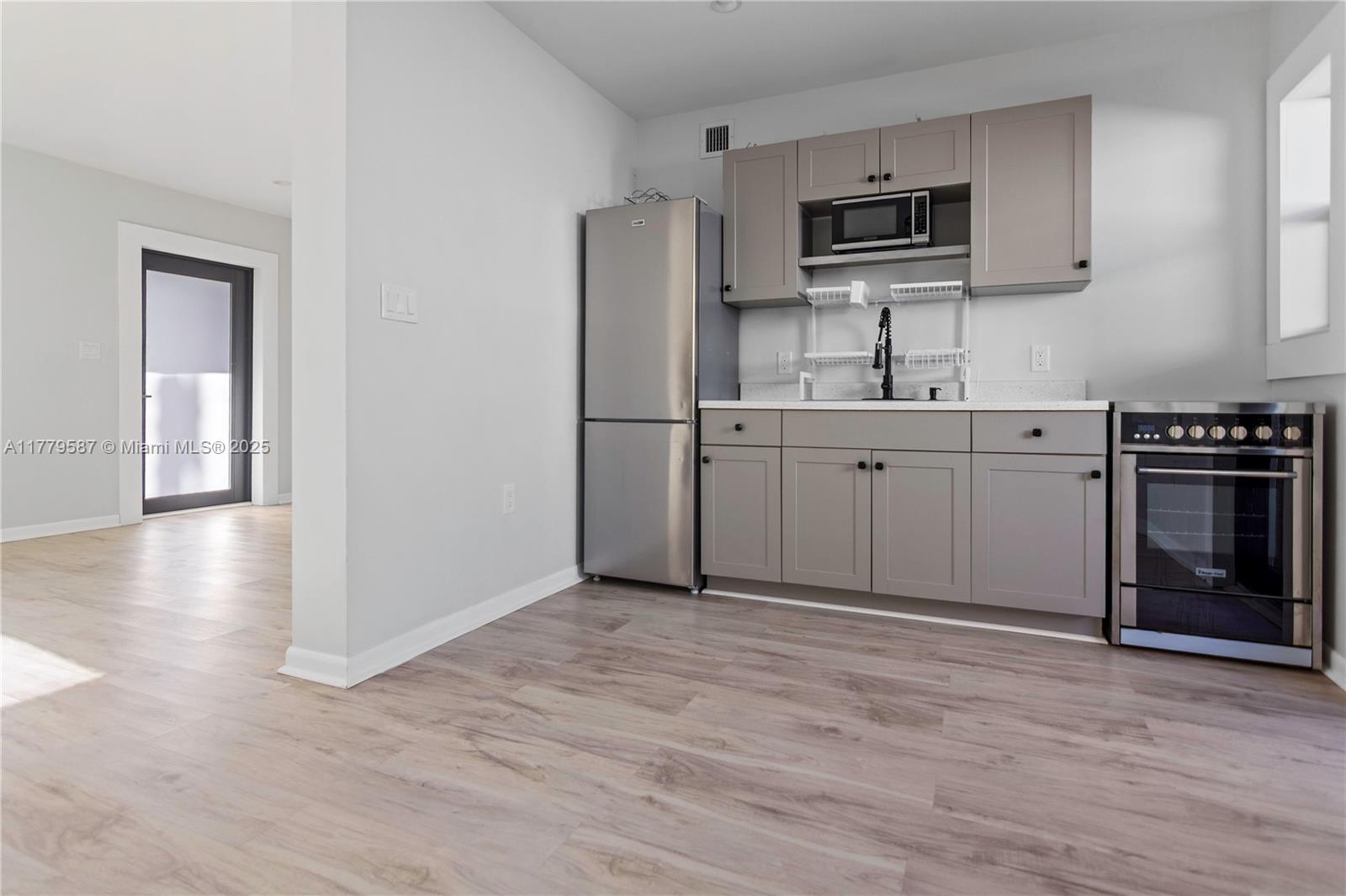 AMND MIAMI SUBURBAN ACRES - Residential Lease