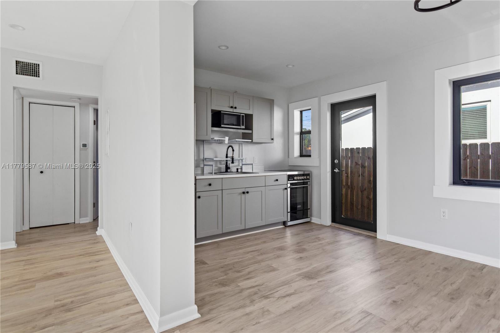 AMND MIAMI SUBURBAN ACRES - Residential Lease