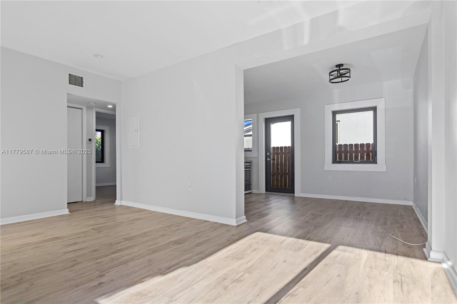 AMND MIAMI SUBURBAN ACRES - Residential Lease