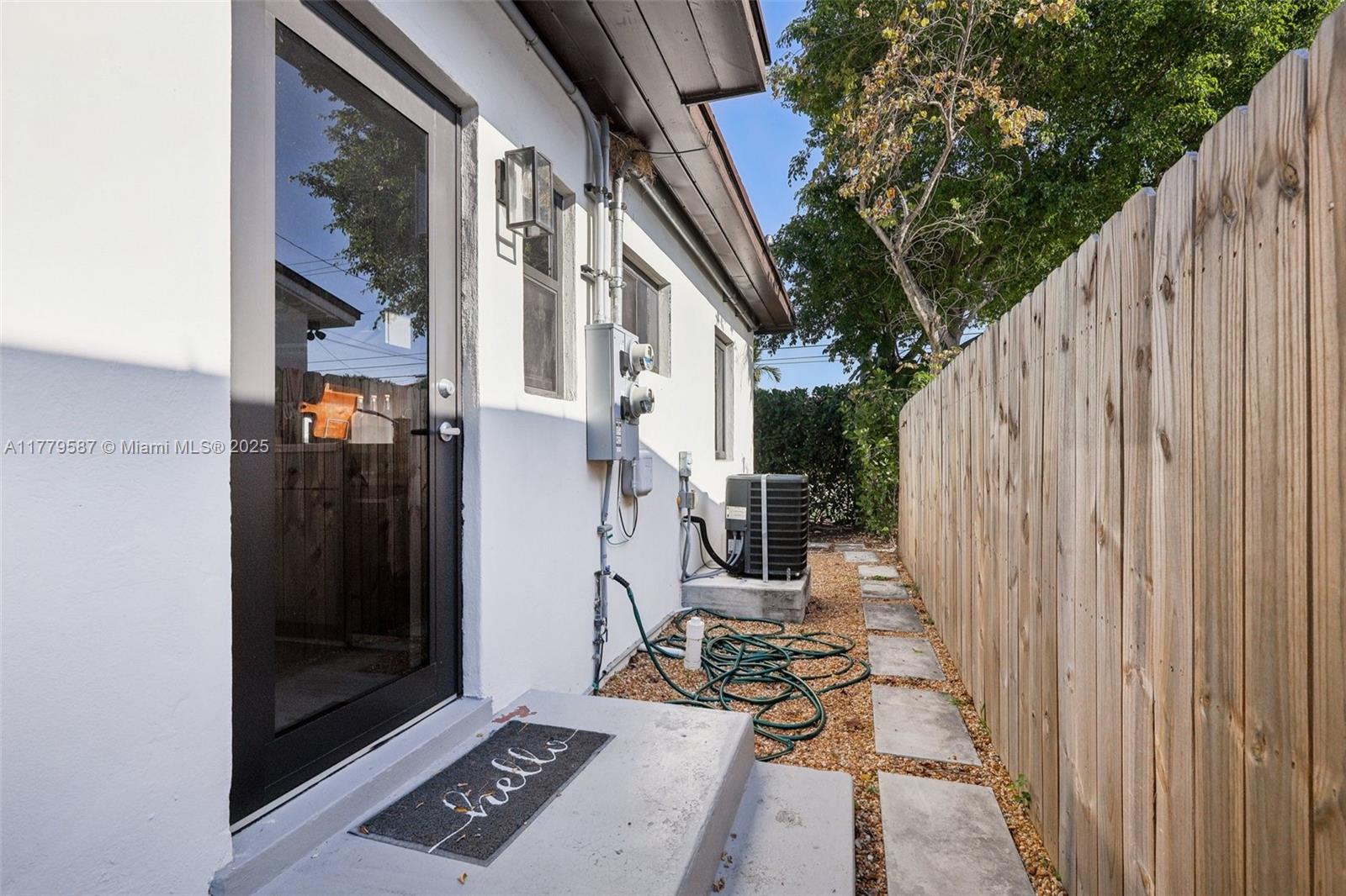 AMND MIAMI SUBURBAN ACRES - Residential Lease