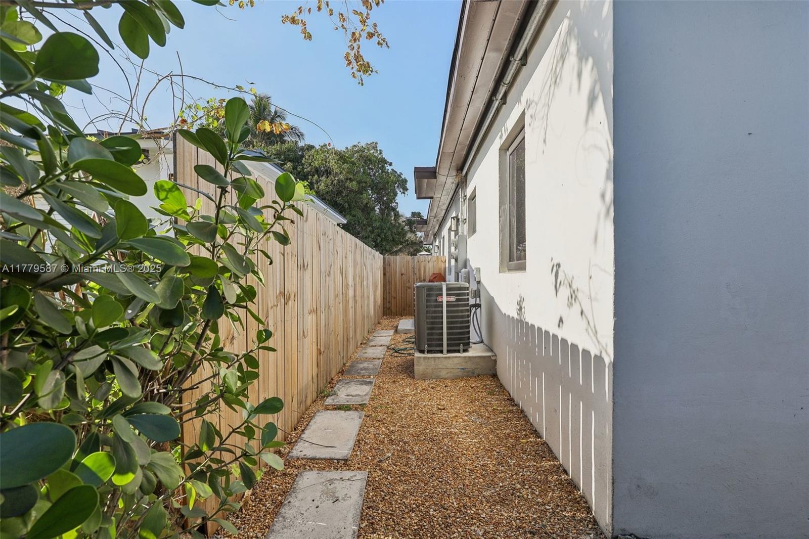 AMND MIAMI SUBURBAN ACRES - Residential Lease