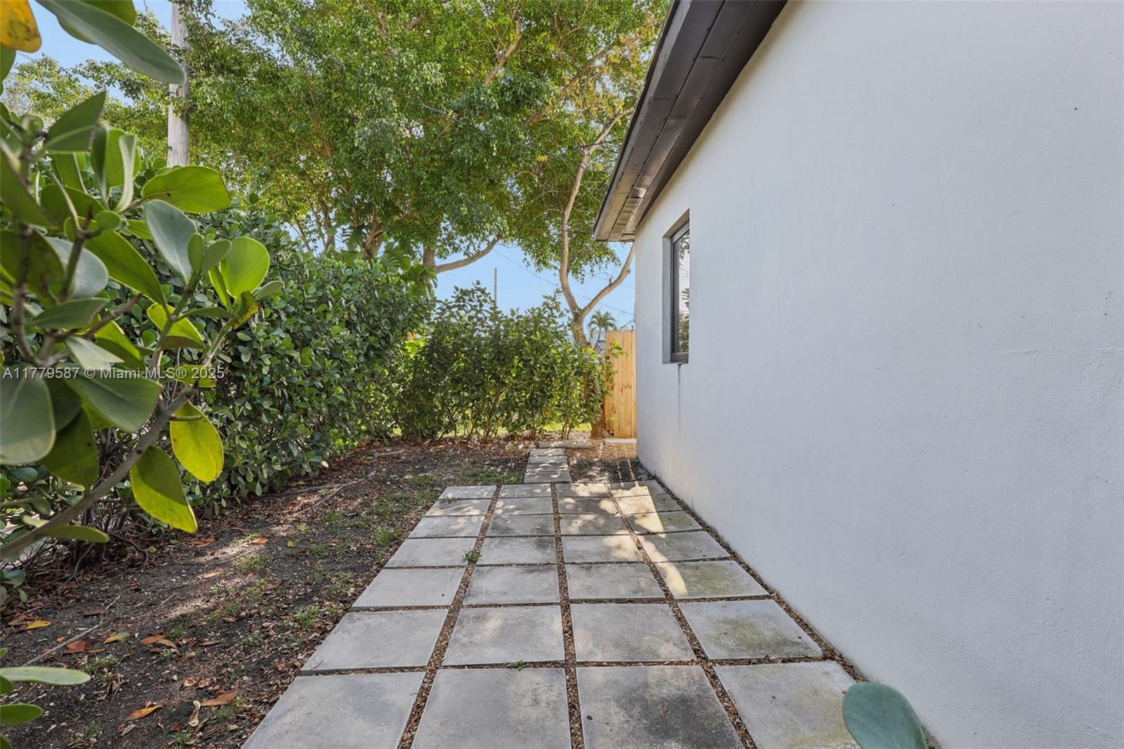 AMND MIAMI SUBURBAN ACRES - Residential Lease