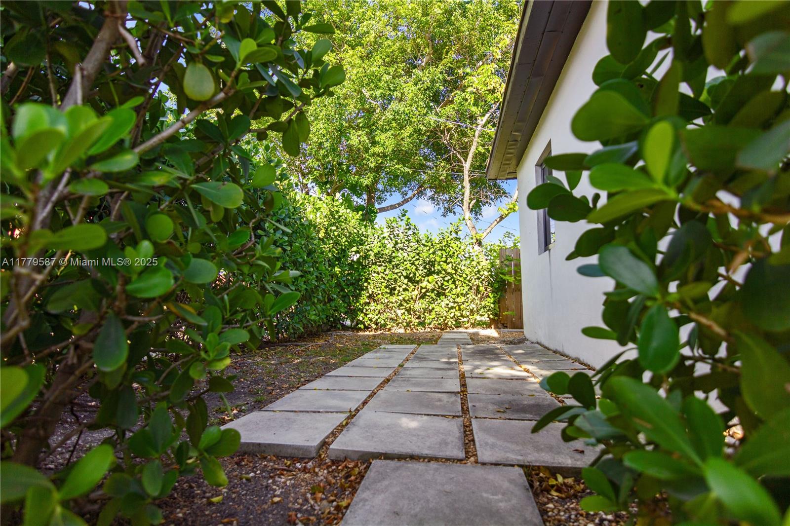 AMND MIAMI SUBURBAN ACRES - Residential Lease