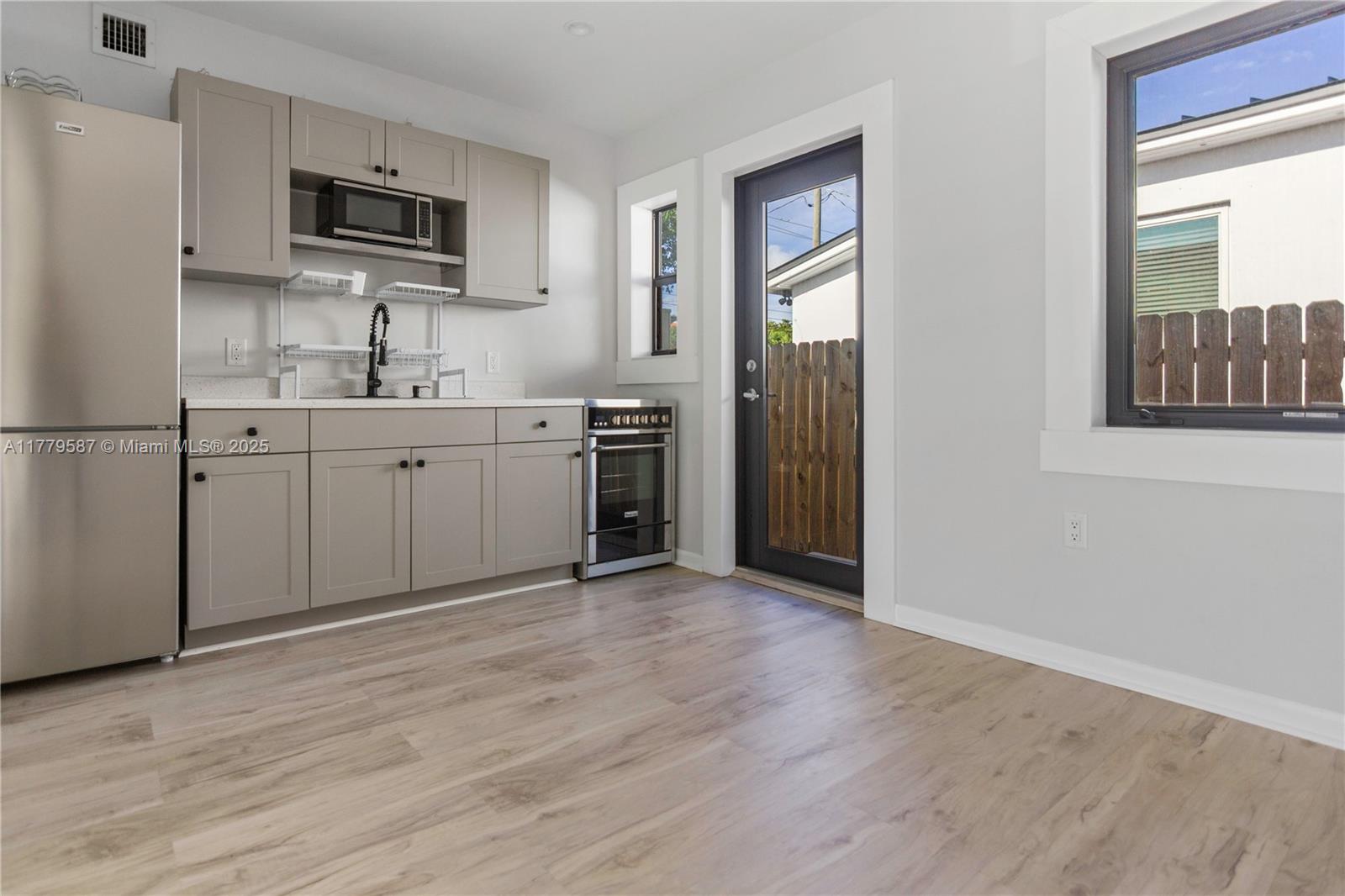 AMND MIAMI SUBURBAN ACRES - Residential Lease