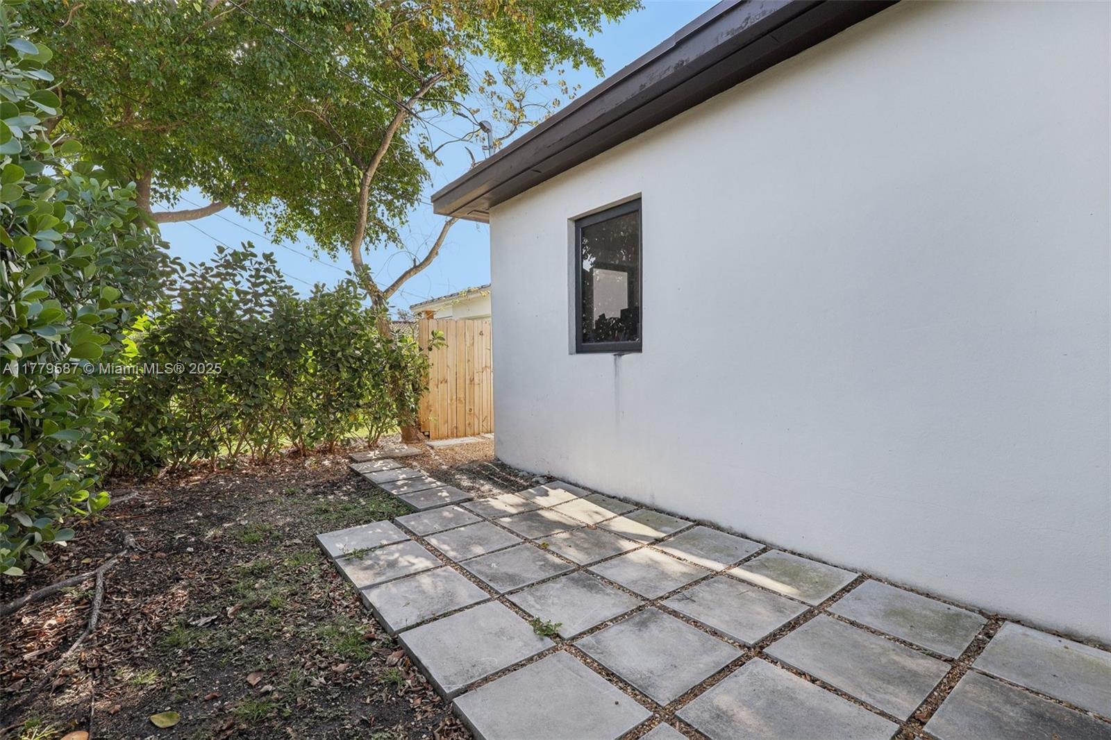 AMND MIAMI SUBURBAN ACRES - Residential Lease