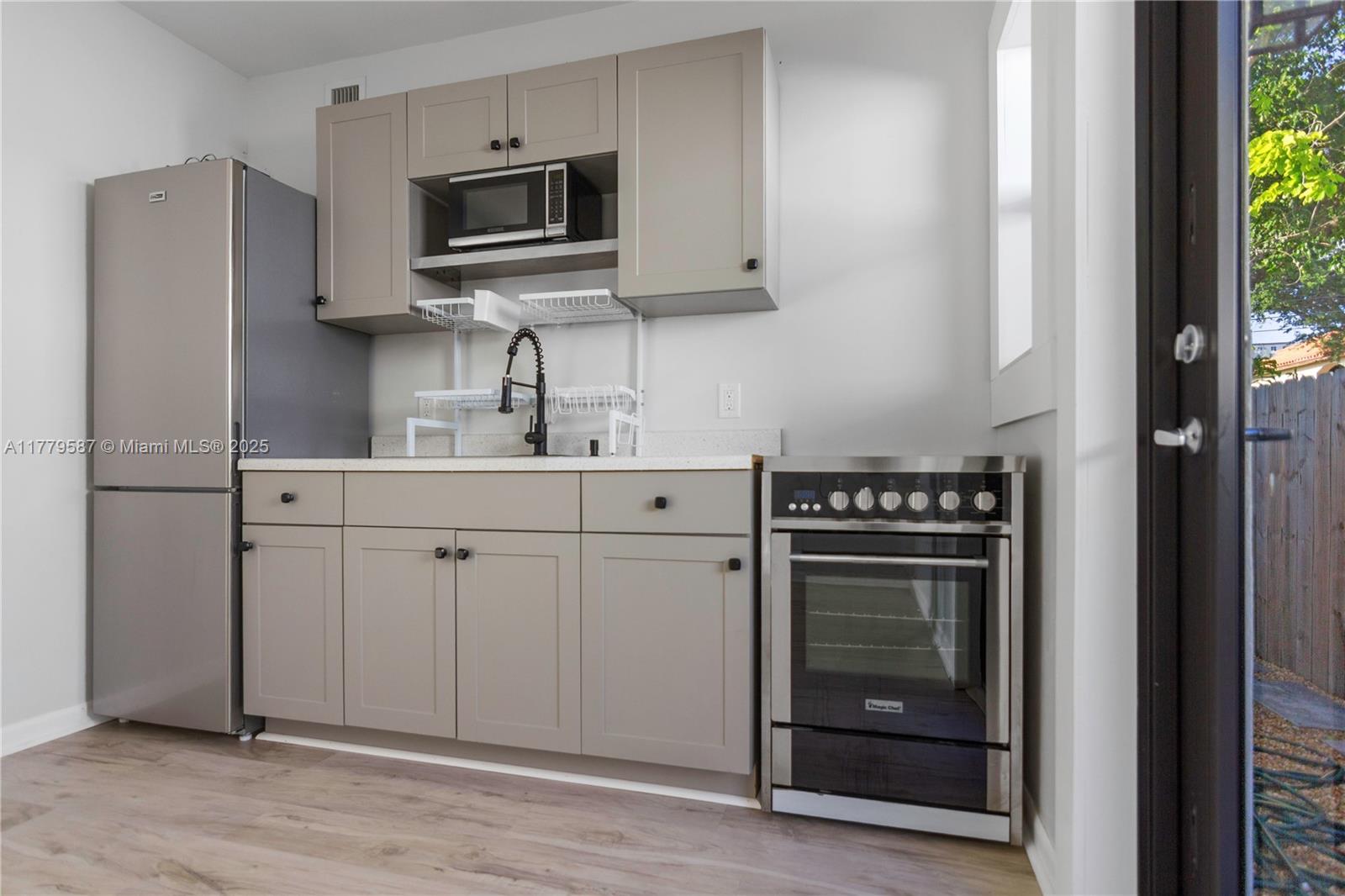 AMND MIAMI SUBURBAN ACRES - Residential Lease