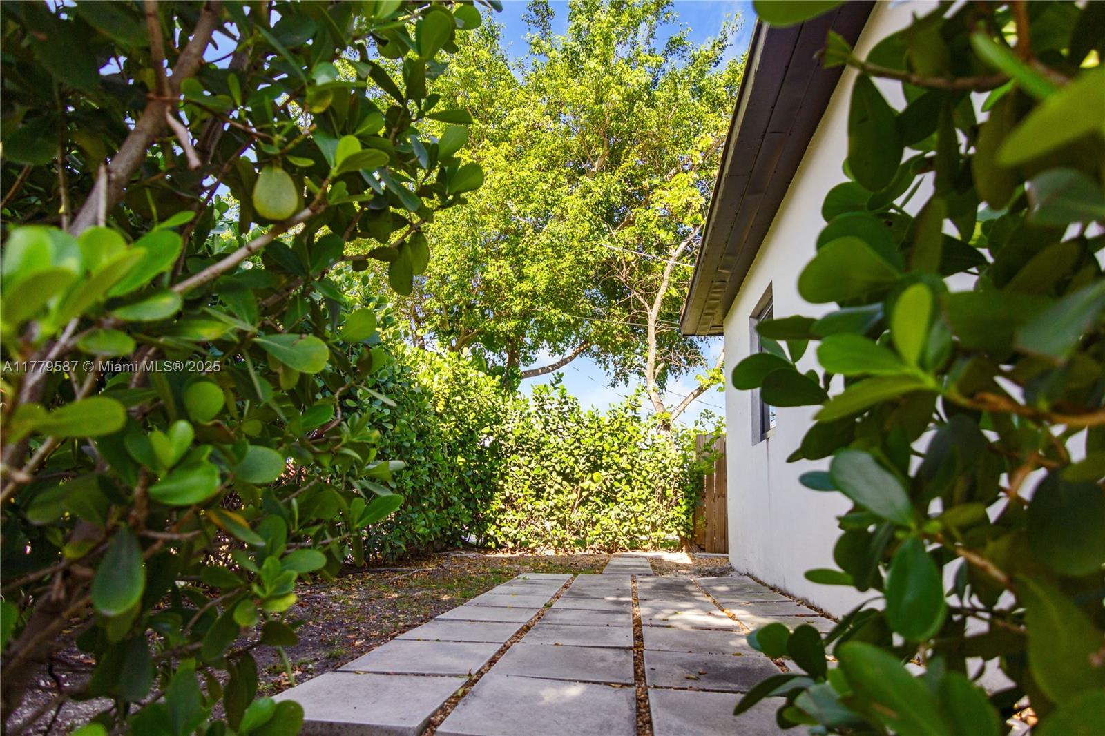 AMND MIAMI SUBURBAN ACRES - Residential Lease